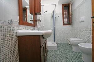 サン・ヴィート・ロ・カーポにあるAppartamento Armonie Verdeのバスルーム(洗面台、トイレ付)