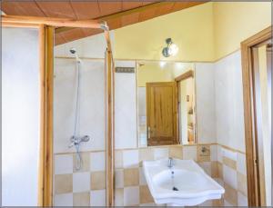 エル・ガストルにあるHoliday home in El Gastor 100823のバスルーム(シンク、シャワー付)