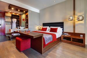 Posteľ alebo postele v izbe v ubytovaní Olivia Plaza Hotel