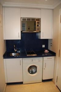eine Küche mit Spüle und Waschmaschine in der Unterkunft Triana L in Sevilla