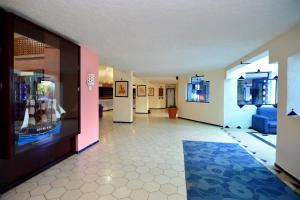 TV in/ali zabaviščno središče v nastanitvi UMH Tarik Hotel