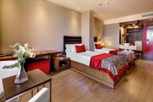 Posteľ alebo postele v izbe v ubytovaní Olivia Plaza Hotel + 37 fotografií