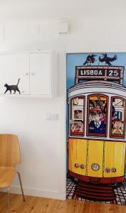 um quarto com uma pintura de um carrinho em Traditional Lisbon Madragoa Studio em Lisboa