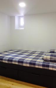 Llit o llits en una habitació de Traditional Lisbon Madragoa Studio