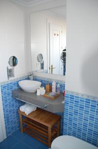 ein Badezimmer mit Waschbecken und Spiegel in der Unterkunft Triana L in Sevilla