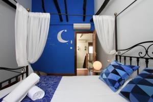 Posteľ alebo postele v izbe v ubytovaní Apartamentos Inside Paseo de los Tristes