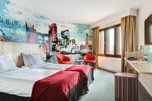 um quarto de hotel com duas camas e um mural em Good Morning + Helsingborg em Helsingborg