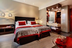 Posteľ alebo postele v izbe v ubytovaní Olivia Plaza Hotel