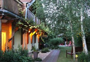 A garden outside Kőszeghegyalja Vendégház