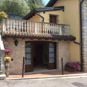 an external view of a house with a balcony at Appartamenti Cavriè in Torri del Benaco