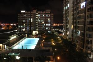 Sibuga的住宿－斯里蘭卡萬達公寓，城市的游泳池