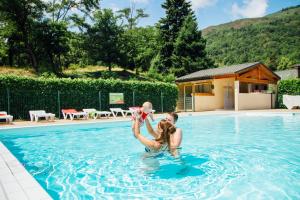 Bazén v ubytování Camping Le Malazéou Wellness Sport Camping nebo v jeho okolí