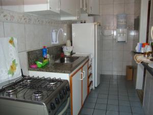 A kitchen or kitchenette at Apto Arpoador Próximo Praia VV