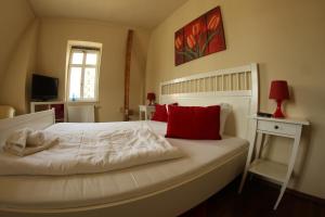Łóżko lub łóżka w pokoju w obiekcie Dampfschiff Radebeul-Altkö