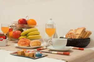ローマにあるB&B Trastevere in Bedの- テーブル(フルーツ、パン、オレンジジュースの朝食付)