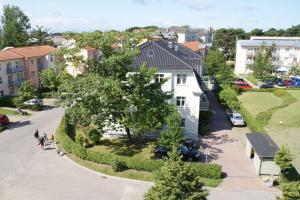 une vue aérienne sur une rue d'un quartier résidentiel dans l'établissement Am Weststrand Apartmenthaus Bellamare, à Kühlungsborn