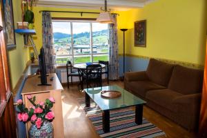 Hospedaxe Carragal في ريباديو: غرفة معيشة مع أريكة وطاولة