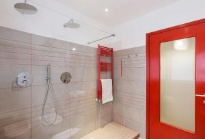 A bathroom at Appartamento Rosso a Milano, vicino allo IEO