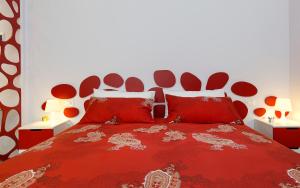 A bed or beds in a room at Appartamento Rosso a Milano, vicino allo IEO