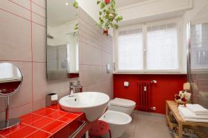 A bathroom at Appartamento Rosso a Milano, vicino allo IEO Még 16 kép