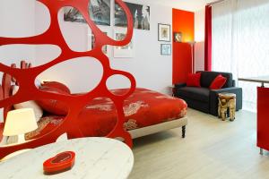 A seating area at Appartamento Rosso a Milano, vicino allo IEO