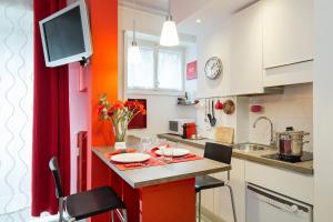 A kitchen or kitchenette at Appartamento Rosso a Milano, vicino allo IEO