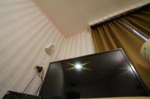 Televízia a/alebo spoločenská miestnosť v ubytovaní Yi Yuan Hotel