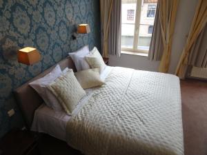 Postel nebo postele na pokoji v ubytování Hotel Duc De Bourgogne