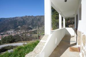 ein weißes Haus mit Aussicht in der Unterkunft Casa Cerro da Correia in Manteigas