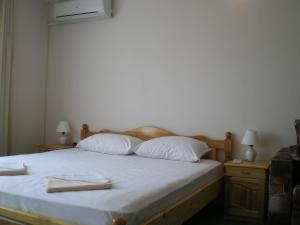 ein Schlafzimmer mit einem Bett mit zwei Handtüchern darauf in der Unterkunft Guest House Diamant in Sozopol