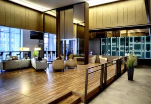 una hall di un edificio con sedie e bar di Riolavitas Resort & Spa a Side
