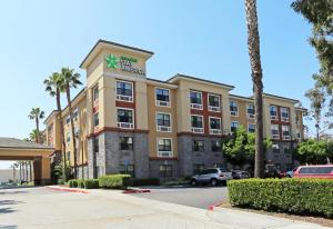 een hotelgebouw met een ster erop bij Extended Stay America Suites - Orange County - Anaheim Convention Center in Anaheim