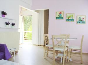 A seating area at Villa Kiza Apartments