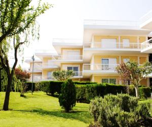 A garden outside Villa Kiza Apartments
