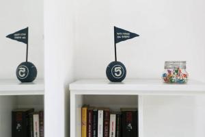 two black balls on a shelf with books at Mansarda 64 in Castelnuovo del Garda