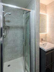 W łazience znajduje się szklana kabina prysznicowa i umywalka. w obiekcie Inch Hotel w mieście Fort Augustus