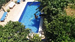 una vista aérea de una piscina con dos personas en ella en Apartamento Mar y Montaña, en Argentona