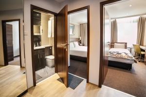 een hotelkamer met een bed en een badkamer bij Hampton Suites Serviced Apartments in Kingston upon Thames