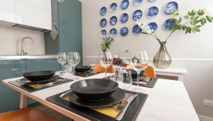 una cocina con una mesa con placas azules en la pared en Italianway-Magenta en Milán