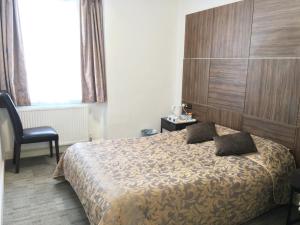 Posteľ alebo postele v izbe v ubytovaní Brighton Beach Inn