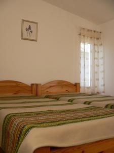 2 Betten in einem Schlafzimmer mit Fenster in der Unterkunft Guest House Maija in Ventspils