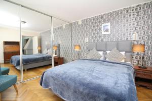 Кровать или кровати в номере Tallinn City Apartments - Town Hall Square