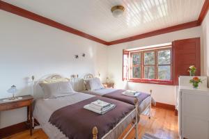 a bedroom with two beds and a window at Casa Cerro da Correia in Manteigas