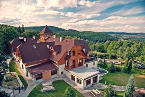 una vista aérea de una casa grande con techo en Hotel Concordia, en Podgórzyn