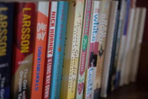 una fila de libros sentados en un estante en Buckthorns House, en Leven