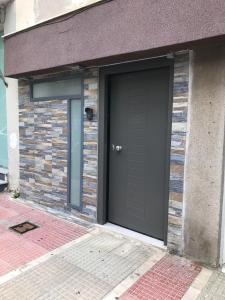 ルートラキにあるLoutraki Studioの建物側の黒い扉