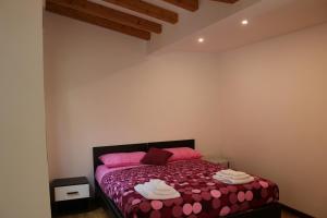 ヴェネツィアにあるAlessandra Houseのベッドルーム1室(ピンクと白のシーツが備わるベッド1台付)