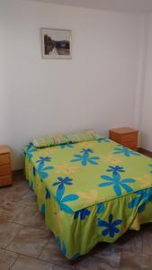 Tempat tidur dalam kamar di Hospedaje Puesta de Sol