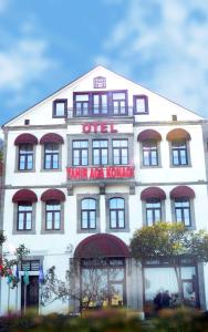 - un bâtiment blanc avec un panneau rouge dans l'établissement Tahir Aga Konagi Hotel, à Trabzon