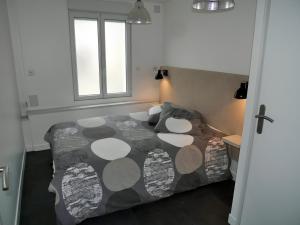 a bedroom with a bed and a window at Maison Authier in Périgueux